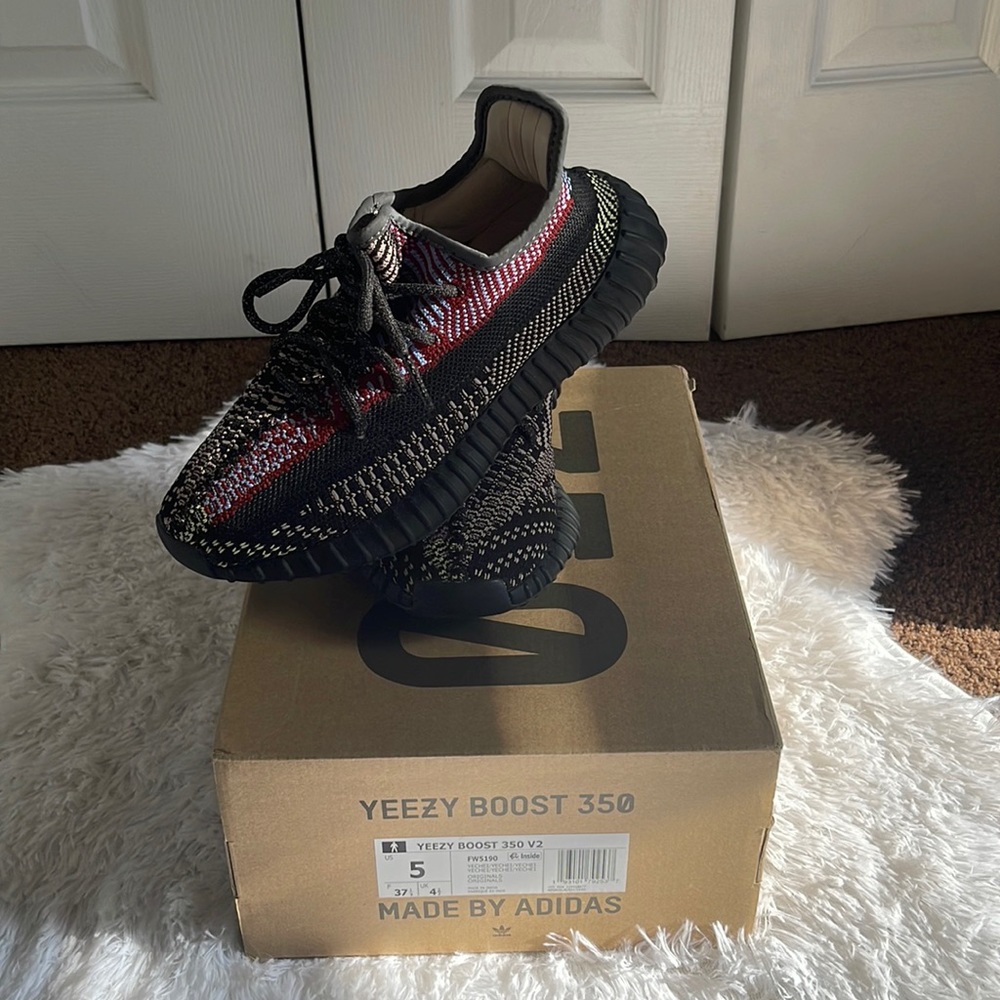 Yezzy Boost 350v2 Yechei size 5 in boys equivalent to a women’s 7